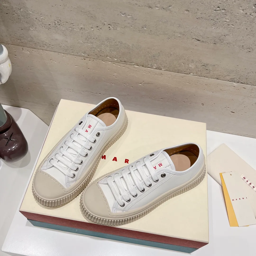 👟👟Ex-factory price 480👟👟 (exclusive top quality) Marni|Mary Jane big head doll shoes‼ ️Upgraded outsole, consistent lasting process with the original version, upgraded to the latest official original packaging‼ ️ Mani’s incomparable and versatile white shoes! I'm tired of the regular white shoes, so I bought a pair of different style thick-soled big-toe shoes. Paris International Fashion Week catwalk model, purchase-level version, all Internet celebrities wear it, Song Zuer, Zhao Lusi, Huo🔥 Show... [4.5cm increased sole] Not bulky, light and soft, comfortable on the feet! It feels very good on your feet and doesn't scratch your feet at all! Extremely comfortable! Daily travel! Wear whatever you like regardless of the occasion, no fear of any dress code, no pressure to dress! ✔Upper: imported cowhide fabric ✔Inner lining: lambskin lining ✔Outsole: exclusive original molded 1:1 rubber outsole! Floating beige is not completely white. Difference between market currencies We are different‼ ️ ✔𝐒𝐢𝐳𝐞: 35-40